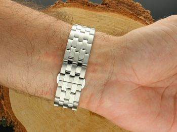 Elegancki męski zegarek Bruno Calvani BC90326 SILVER z mechanizmem kwarcowym, srebrną metalową bransoletą, mineralnym szkłem i datownikiem. Wodoszczelność 30 m,5.jpg
